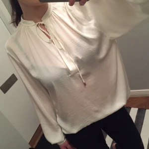  - Offwhite blus från h&m med knyt framtill. Något transparent. Knappt använd