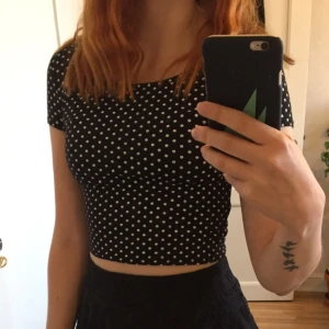  - Svart prickig magtröja. Väldigt sparsamt använd och i mycket fint skick.