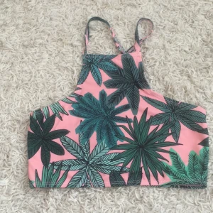  - Bikinitop, endast använd en gång. Fraktar eller möts upp i Stockholm.