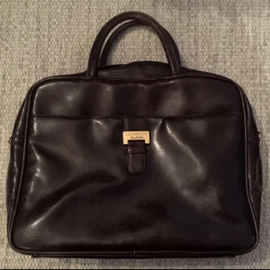  - Snygg väska får plats me laptop o några böcker, många fack inuti