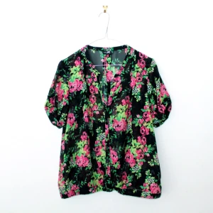  - Vacker, blomstrig blus från JC i storlek Medium (passar lika bra för någon som har Small). Knappt använd så den är hel och ren, utan skavanker. 100 % polyester. Jag står för eventuell fraktkostnad.