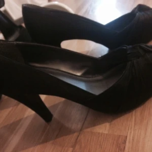  - Svarta klackskor, sparsamt använda