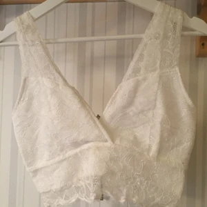  - Spets croptop/bustier från Bikbok. Det står XS i den men jag skulle säga att det är S då den är alldeles för stor för mig som vanligtvis har XS.