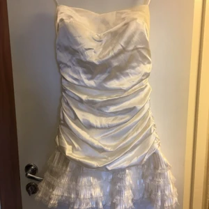  - Vacker klänning i strl S & använd endast 1 gång! Inköpspris 1300kr... 200kr + ev. frakt 📦 Hämtas i Kristianstad eller Karlshamn 🖖🏻