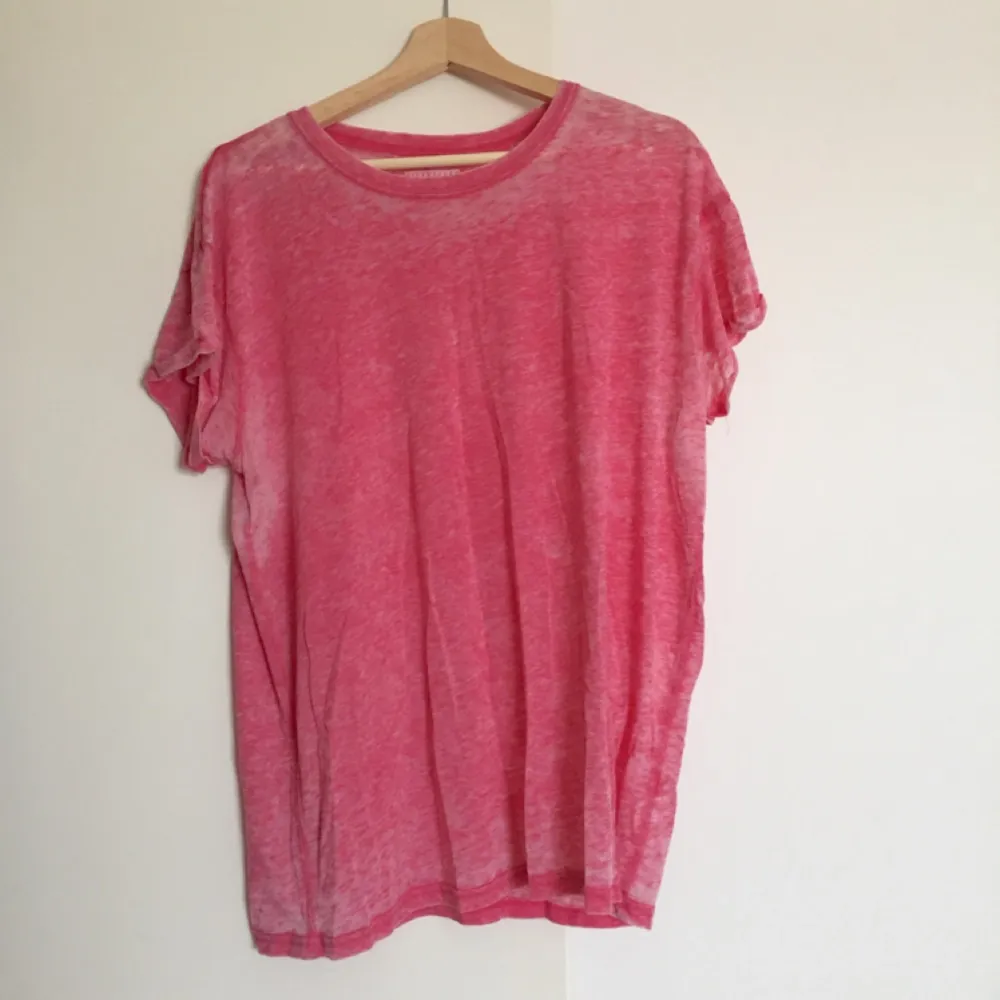Distressed rosa tshirt. T-shirts.