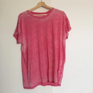  - Distressed rosa tshirt