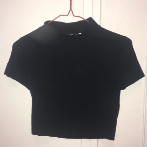  - svart magtröja från monki, lite turtleneck aktiv. sitter rätt tajt men superfin! 
 