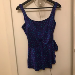  - Baddräkt från Beyondretro med en liten kjol och "knutet" i sidan👩🏽👩🏼 ink. Frakt