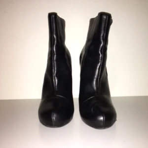  - Snygga skor passar även för party nu i vintertider. Syns lite stötar på skorna men övrigt bra form. 