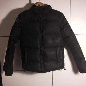  - Svart vit d.brand jacka fint skick! 
Kan mötas upp eller skicka. 