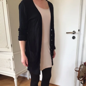  - Svart välanvänd (där av priset) gardigan från Zara. Saknar några knappar men skön tröja att bara slänga över. 