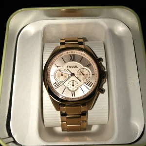  - Säljer en fossil klocka som jag har fått från min syster. Klockan är helt ny och oanvänd, vilket betyder inga skador eller repor i glaset eller armbanden. Klockan medföljer en warranty certificate plus extra länkar ifall behövs att förstoras. Ord pris ca 1000kr, men säljes för 600kr.