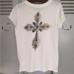  - acne t-shirt S/34 köpt på acne archive. guldkors tryckt på ryggen. superskön kvalitet, aningen stor i storleken så passar även som M/38 eller som over size.