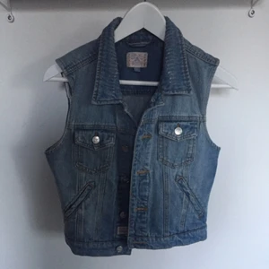  - Vintage-väst i jeans! Sjukt snygg nu i sommar/vår över en klänning eller till en vit skjorta 🌞