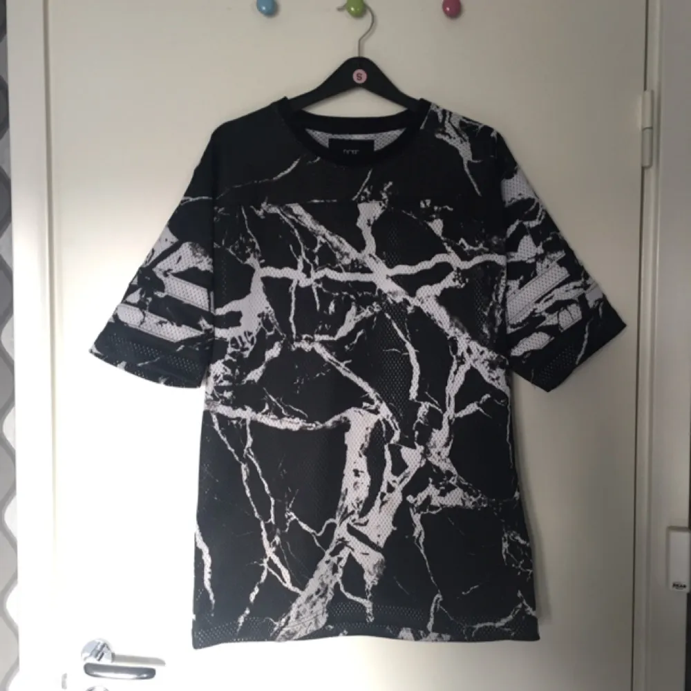 Dope black marble t-shirt storlek M i mesh material 8/10 condition pris kan diskuteras vid snabb affär. . Skjortor.