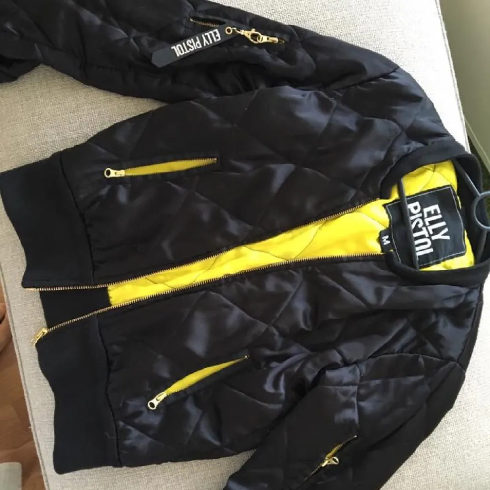 Black and yellow bomberjacket from Elly Pistol, nice material and fit, 1000kr original price, barley used. . Jackor.