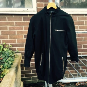  - SÄNKT PRIS!! Supersnygg vinterjacka från märket "VELOUR" som slutat göra damkollektioner! Fint skick och fodrad, så den håller dig varm. Tyvärr saknas ett tillhörande bälte men släpper den därför till ett bra pris! Nypris ca 2000! Hämtas i centrala Gbg. 