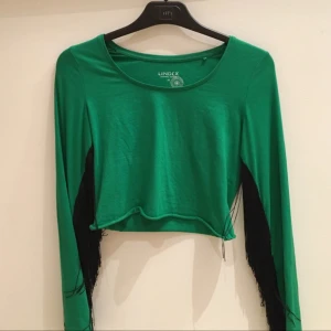  - Cool crop top med fransar på ärmarna! 🐎🐎🐎
Från Lindex, size XS.

