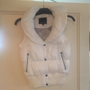  - Otroligt söt och bekväm väst ifrån Amisu💞 Relativt tjock, strl 34 men passar nog 36 också.  Sparsamt använd, hämtas antingen i Borås eller skickas (frakt tillkommer)✨