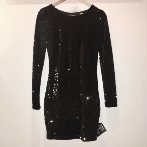  - Paljettklänning med öppen rygg. Perfekt till nyår! Från Nelly.com, aldrig använd! 