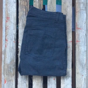  - Snygga svarta byxor med silvriga detaljer från only!