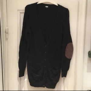  - Svart kofta i längre modell från Bik Bok med bruna partier på armbågarna. Storlek S. Fint skick!