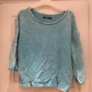  - Tröja med lite kortare ärm. Fint skick! Från Uniq, storlek S