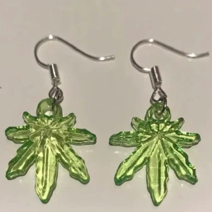  örhängen  - Säljer två par av dessa sjukt coola cannabis örhängen från shitshop här på Plick  :) De är väldigt små i verkligheten, jämförelsevis ungefär som en tvåkrona. Köparen står för frakten. Skriv till mig för fler bilder 🥰 pris kan diskuteras 