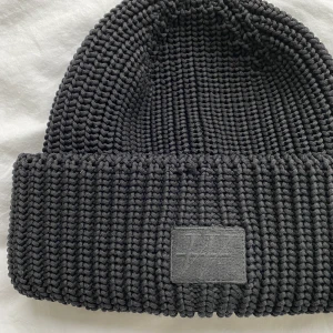 Mössa Carin Wester - Så snygg mössa från Carin Wester, kommer inte till användning🥺💞 Nypris 300kr