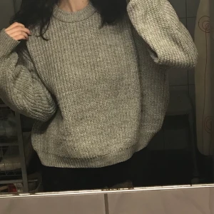 Grå stickad tröja  - Grå mysig stickad tröja perfekt inför hösten 🍂startpris: 150 kr               