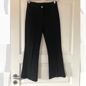 Byxor Kickflare från & Other stories - Säljer ett par byxor från & Other stories. Storlek 34/XS. Det är kick glade modell i ankle längd. Sudda pressveck både bak och fram. Tyget är en tjockare Jersey kvalité.  Dragkedja med tryckknapp, jag är lite för stor för byxorna så tryckknappen åker upp lätt. Spårbar frakt 63kr