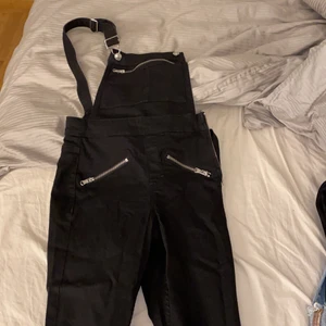 Hängselbyxor - Från hm i stolek 34, aldrig använda endast provade:) 