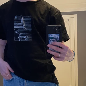 T-shirt ”apocs” - Säljer denna tröja från ”apocs” i storlek (S). Skulle säga att den är ganska tunn i materialet. Frakten (ingår) i priset!😉