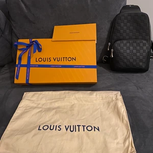 Avenue Sling bag Louis Vuitton  - Säljer men avenue sling bag från Louis vuttion som är köpt i London. Allt ingår kartong, kvitto dustbag mm. Hör av dig för fler frågor :)