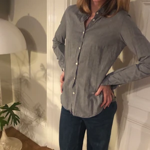 Grifoni Grå Skjorta  - Snygg och väldigt bekväm Mauro Grifoni Skjorta med najs passform. Köptes för drygt 2000:-. Strl S, skriv för mer info! 