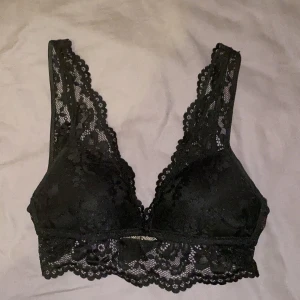 Spetsbh - Säljer denna superfina spetsbh:n då den inte passar mig längre. Den är i fint skick och man kan inte tyda på någon användning. 🥰