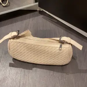 Beige baguette bag från GinaTricot. Köpte nyligen och använd max 5 gånger. Använder inte längre därför jag säljer vidare. 