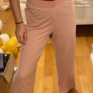 SKÖNA MYSBYXOR - Så sköna mysbyxor, väldigt lätta och flowiga❤️ supersköna men har knappt kommit till någon användning:(