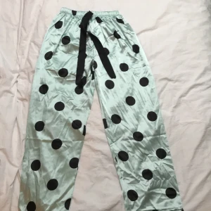 Söta och sköna pyjamasbyxor  - Jättesköna pyjamasbyxor i silkematerial. De sitter löst på benen och tajtare i midjan . 60kr 💞