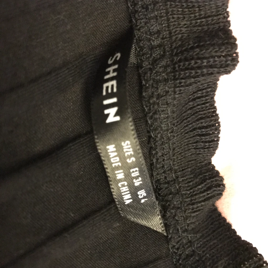 En svart ribbad topp  - 91