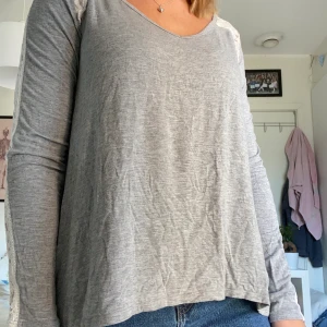 Ambercrombie & Fitch tröja, S/36 - Världens skönaste tröja men typ aldrig använd. Materialet är så behagligt och spetsdetsöjerna och den låga ryggen +      v-ringningen är sådan snygg detalj. Frakt ingår 