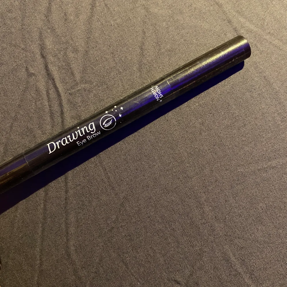 Oöppnad ögonbrynspenna från Sydkorea med plasten kvar i färger 03 dark brown💞 . Övrigt.