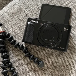 Canon sx740 hs - Säljer denna kamera i toppskick! Köptes för ett par månader sen. Säljs pga jag köpt en ny💕 frakt: 63kr men möts helst upp, nypris: 4490kr