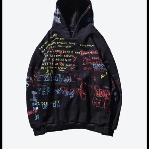 New Wave Amsterdam Graffiti Hoodie - Använd fåtal gånger alltså i nyskick. Köptes för cirka 700 plus frakt och tull. Storlek L men passar bättre en M. Skriv om ni vill ha fler bilder. Buda i kommentarerna. Startbud 300 kr.