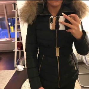 Jacka - Från märker Belle shoes! Äkta pälskrage, riktigt snygg nu till vintern men säljer då den är för liten för mig. Knappt använd!! Lägger upp annonsen igen då ja gärna vill få den såld!💕💕