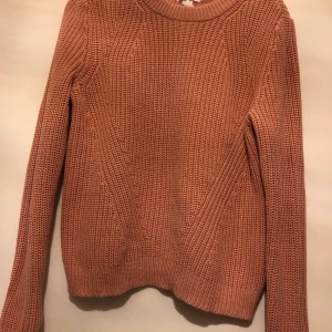 Stickad tröja - Storlek M. Använd 2 gånger men är i väldigt bra skick