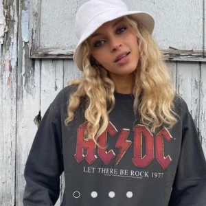 ACDC  - ACDC tröja som tyvärr inte kommer till användning💗 nypris: 390, slutsåld på Asos💕 köparen står för frakt