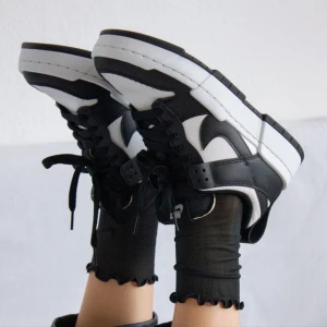 Nike dunk distupt 38,5 - Fick hem dessa men de var för små så kollar om nån är intresserad här, går på StockX för 156 dollar, Helt slutsålda överallt!