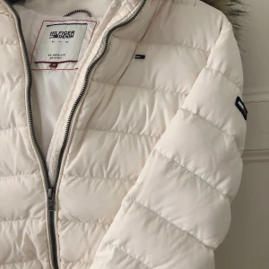 Vinterjacka - Såå fin dunjacka från Tommy hilfiger. Helt slutsåld köpt på thernlunds. Nypris 2600kr!