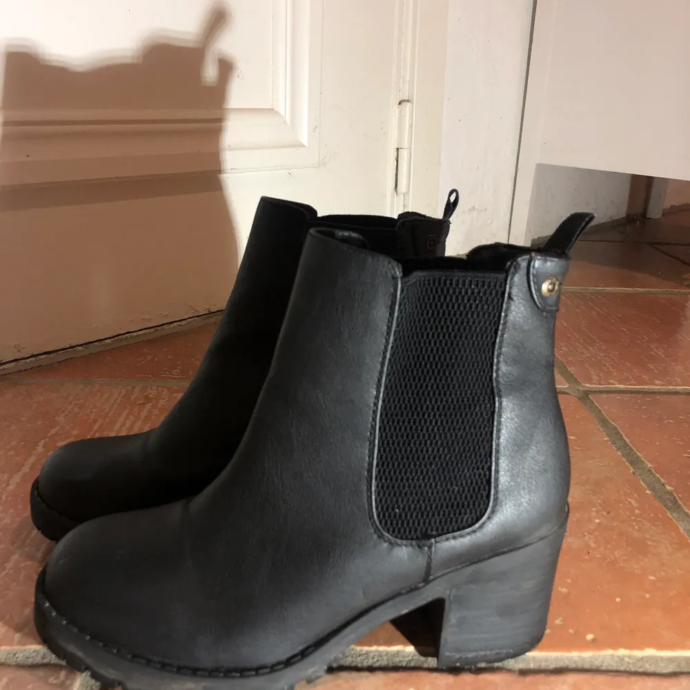 Svarta boots från din sko i storlek 39. Fint skick. 6cm hög klack och skon är i läderimitation. . Skor.